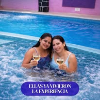 Clientes disfrutando jacuzzi 1