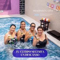 Clientes disfrutando jacuzzi 4